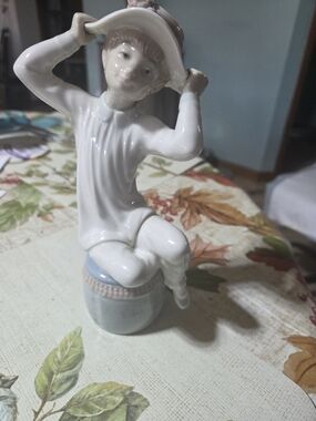 LLADRO Retired Glossy Porcelain Girl Figurine (Girl On Ottoman)1147